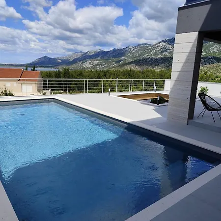 Lux Serene With Heated Pool