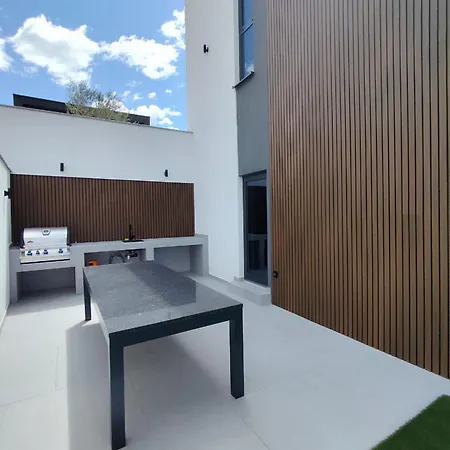 Lux Serene With Heated Pool