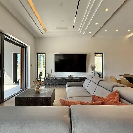 Lux Serene With Heated Pool Villa