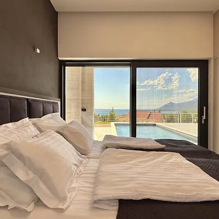 Lux Serene With Heated Pool *