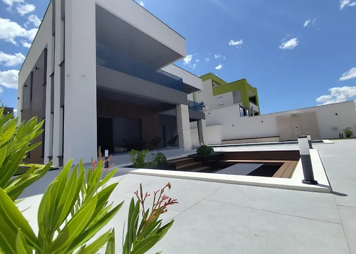 Villa Lux Serene With Heated Pool *