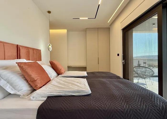 Villa Lux Serene With Heated Pool