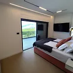 Lux Serene With Heated Pool Rovanjska