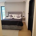 Lux Serene With Heated Pool *