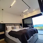 Lux Serene With Heated Pool *