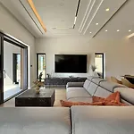 Lux Serene With Heated Pool Vila