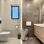 Lux Serene With Heated Pool Vila *
