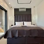 Vila Lux Serene With Heated Pool