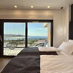 Lux Serene With Heated Pool Vila *