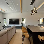 Vila Lux Serene With Heated Pool *