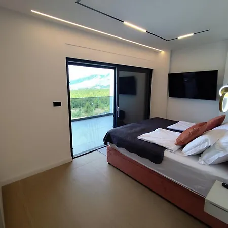 Lux Serene With Heated Pool 로바니스카