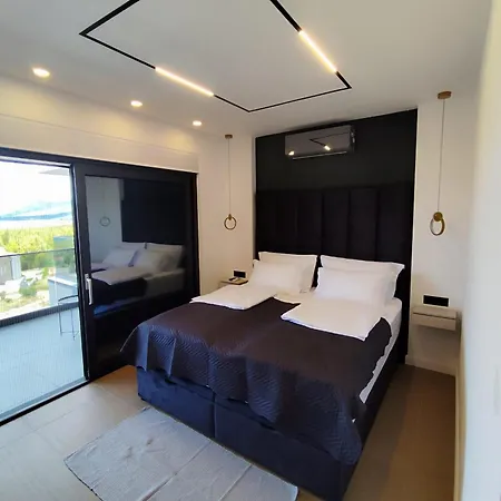 Lux Serene With Heated Pool 빌라