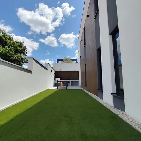 빌라 Lux Serene With Heated Pool 로바니스카