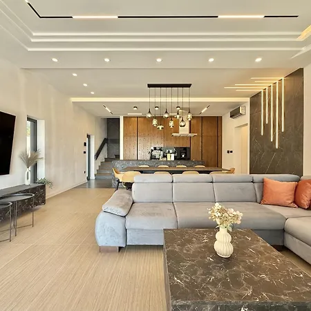 Lux Serene With Heated Pool ヴィラ ロバニスカ