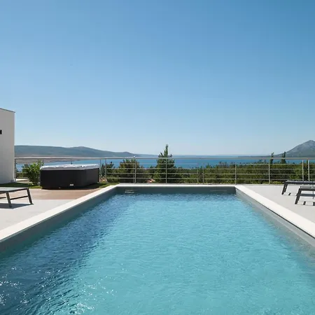 Lux Serene With Heated Pool 빌라