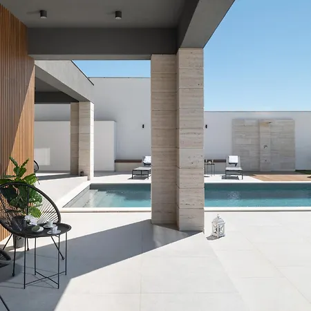 빌라 Lux Serene With Heated Pool 로바니스카