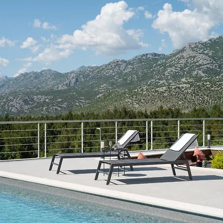 빌라 Lux Serene With Heated Pool 로바니스카