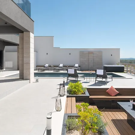 Lux Serene With Heated Pool 로바니스카