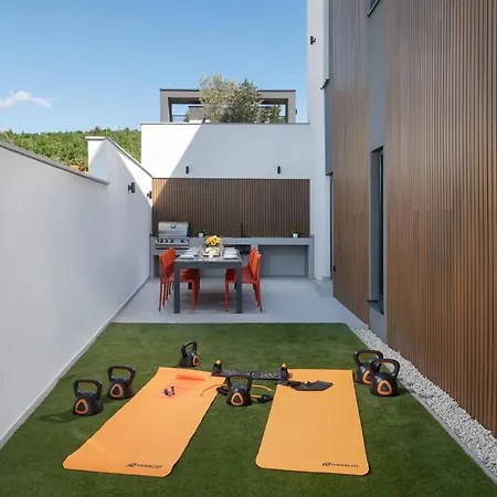 Lux Serene With Heated Pool * 로바니스카
