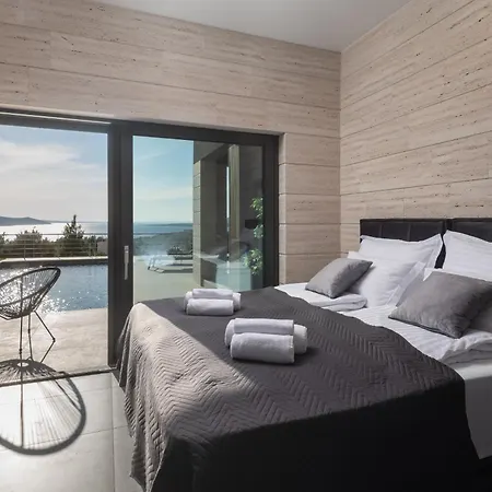 Lux Serene With Heated Pool *