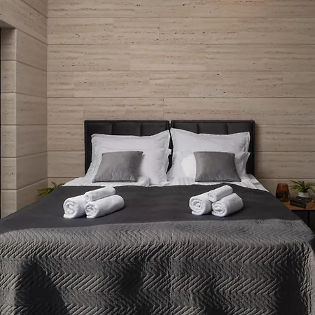 Lux Serene With Heated Pool *