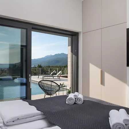 빌라 Lux Serene With Heated Pool 로바니스카