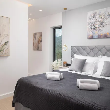 Lux Serene With Heated Pool * 로바니스카
