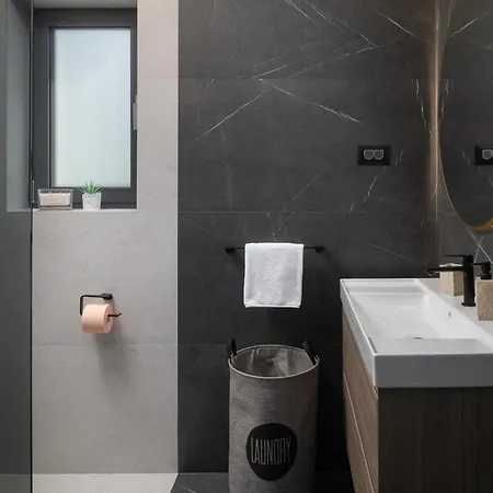 Lux Serene With Heated Pool 빌라