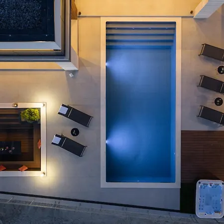 Lux Serene With Heated Pool