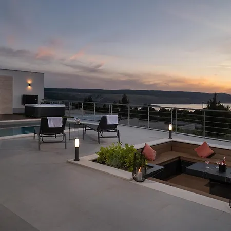 Lux Serene With Heated Pool 로바니스카
