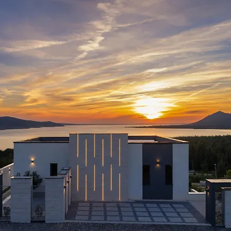 Lux Serene With Heated Pool 빌라 로바니스카