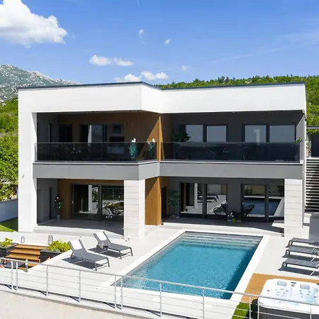 Lux Serene With Heated Pool