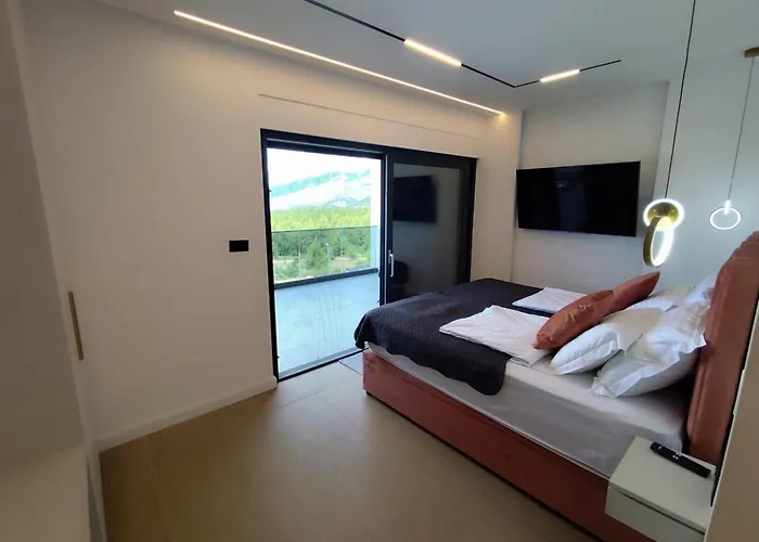 Lux Serene With Heated Pool 로바니스카