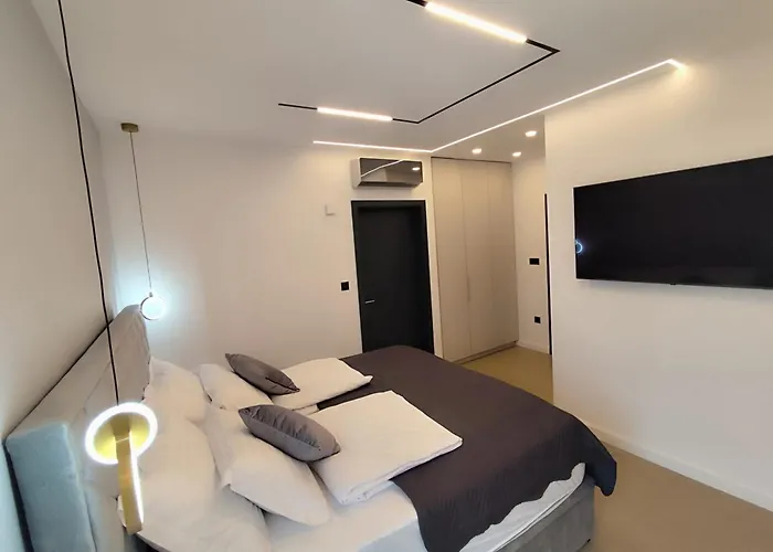 Lux Serene With Heated Pool 로바니스카