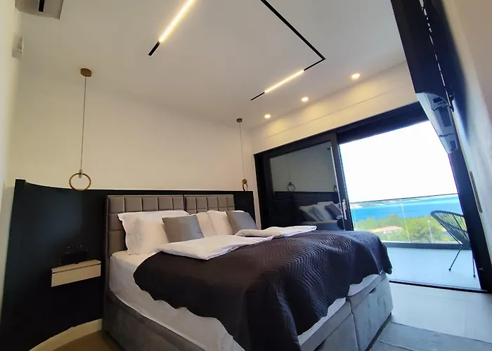 Lux Serene With Heated Pool *