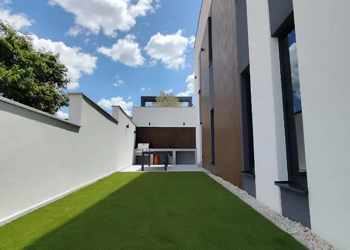 Вилла Lux Serene With Heated Pool Рованьска