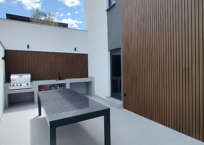 Lux Serene With Heated Pool