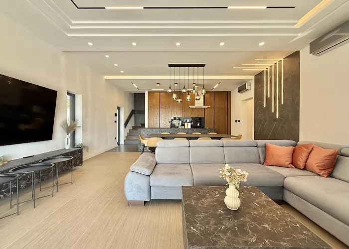 Lux Serene With Heated Pool Вилла Рованьска