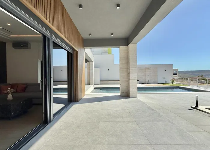 Lux Serene With Heated Pool 빌라 로바니스카