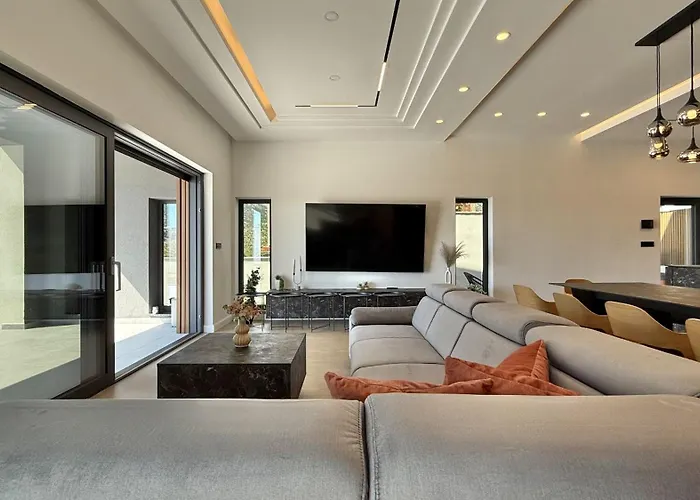 Lux Serene With Heated Pool 로바니스카